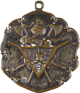 Medalha com Armadura, Espadas e Machados Cruzados